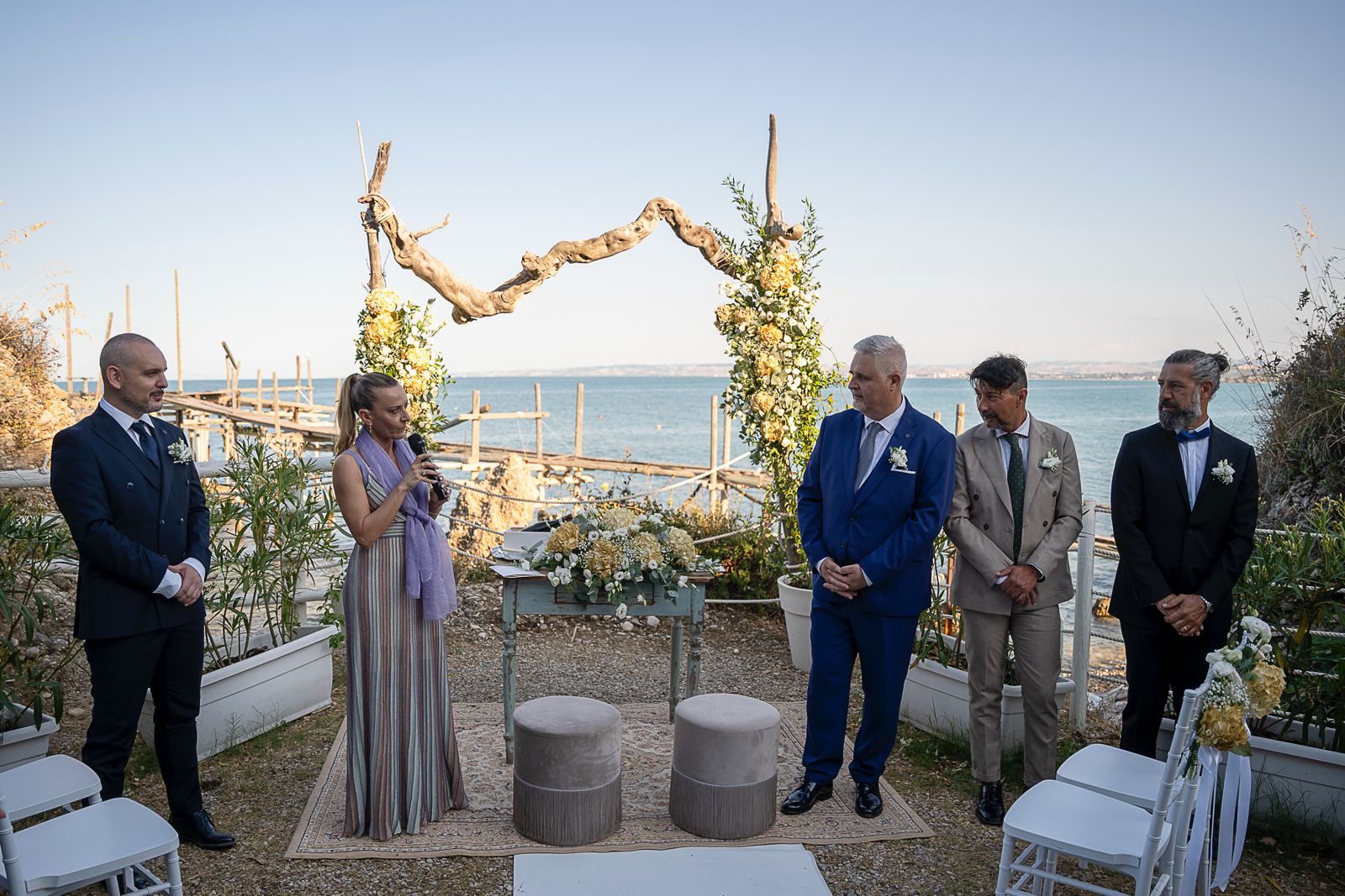 Allestimento di matrimonio laico con celebrante e testimoni