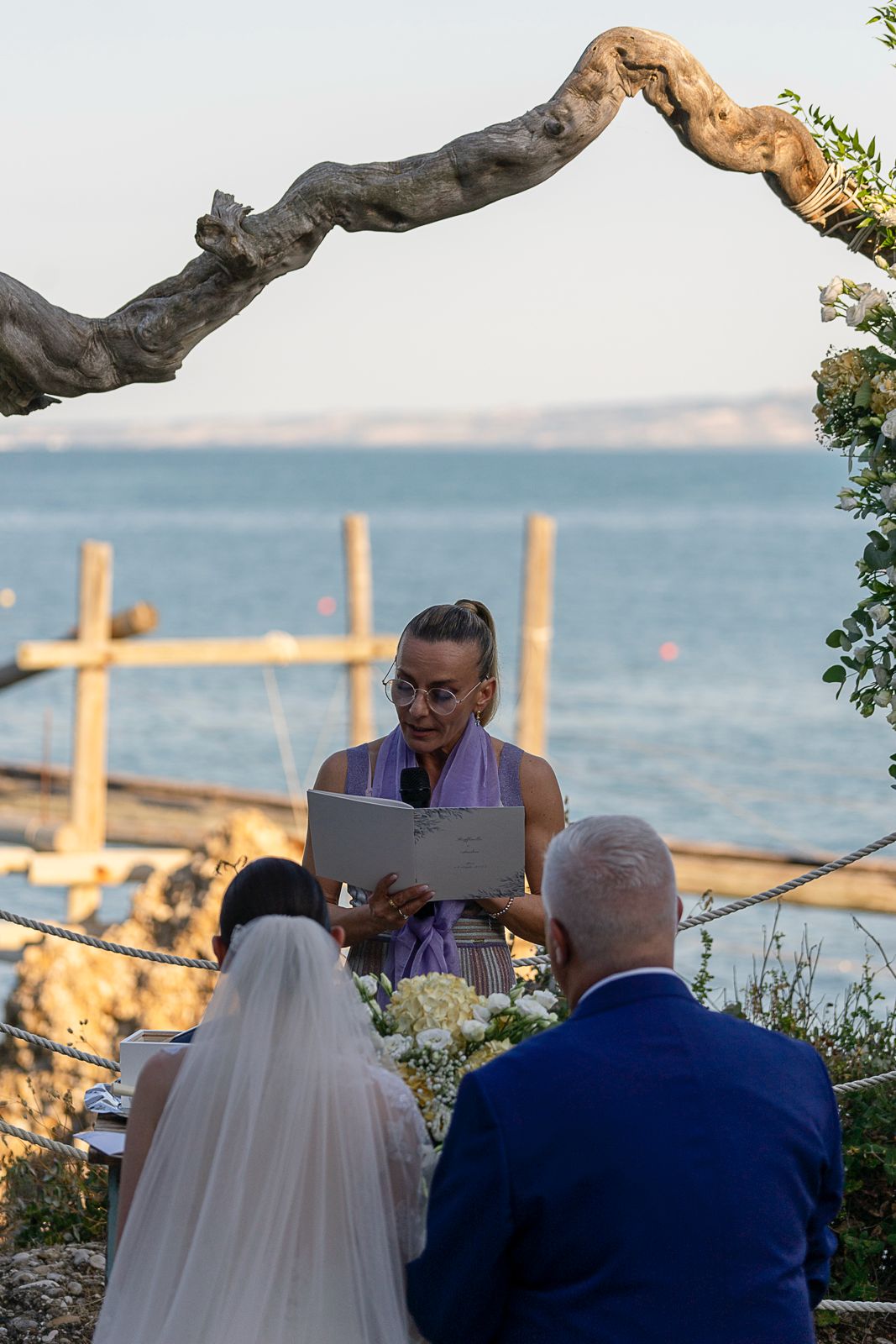 Celebrante laica durante la lettura del rito davanti agli sposi