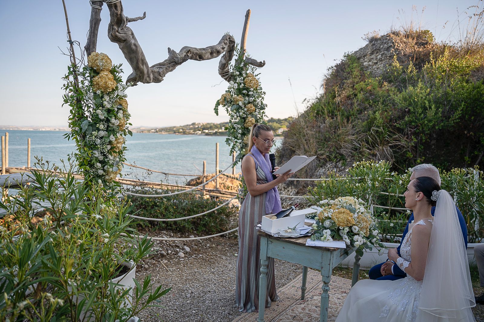 Tavolo della cerimonia con fiori e vista mare