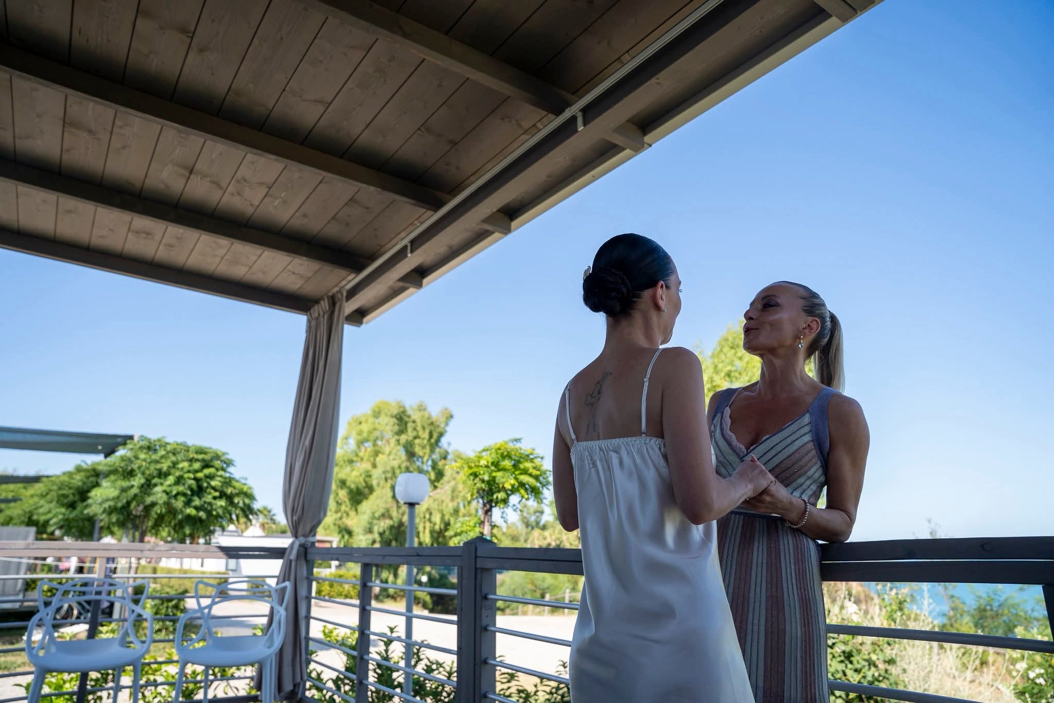Cerimonia laica di matrimonio davanti al mare